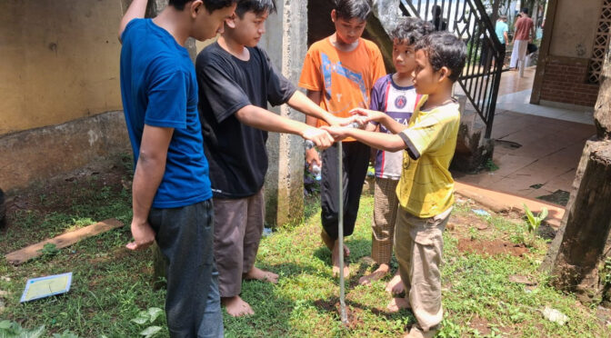 Santri Ponpes Tahfidz Al-Qur’an Ibnu Jauzi Belajar Mengolah Sampah Menjadi Pupuk Organik Melalui Biopori, Wujudkan Pesantren Hijau dan Mandiri Pangan